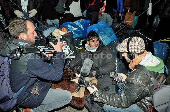 Hunger strike in front of the Brandenburg Gate